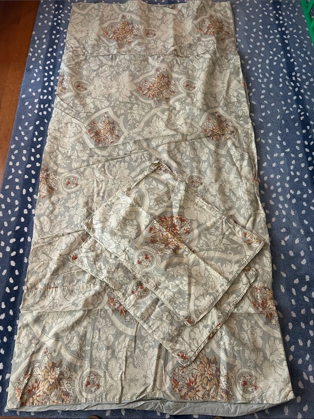 Pottery Barn Classic Floral Reversible Duvet Cover & 2 standard shams.